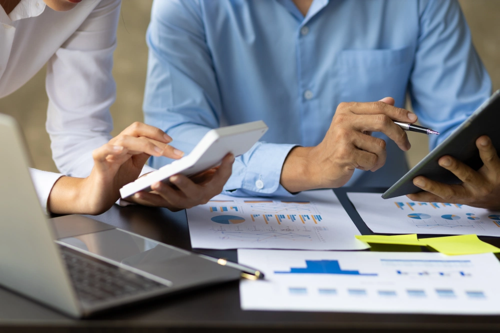 Meeting of two people to analyze costs